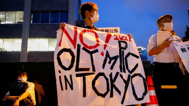 Zhruba 30 procent lidí stále trvá na tom, že by se olympijské hry měly zrušit nebo odložit