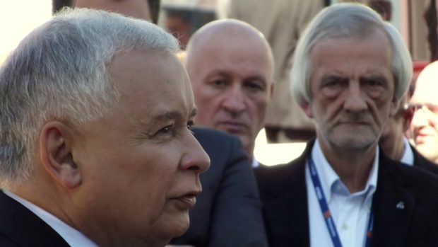 Předseda PiS Jaroslaw Kaczyński (vlevo) a šéf poslaneckého klubu strany Ryszard Terlecki (vpravo).