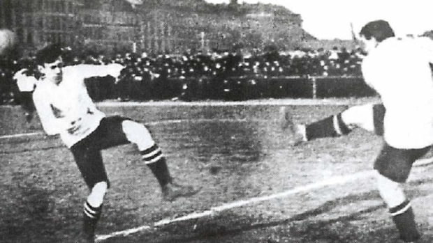 Jedna z prvních českých fotbalových momentek pochází z roku 1909. Brankář Slavie Jeník byl zároveň tenoristou Národního divadla a razantním odkopem vyřešil problémy s útočícím Angličanem z mužstva Civil Service (ilustrační foto)