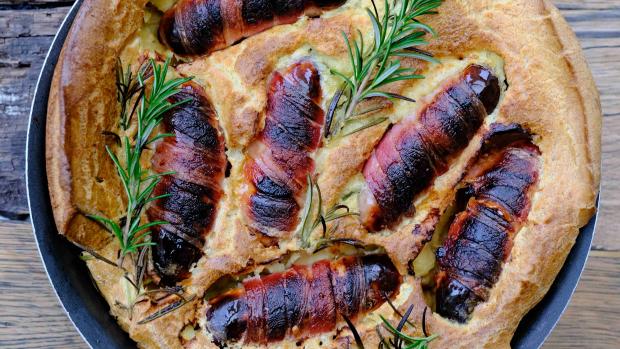 Jídlo z britských klobásek a yorkshirského těstíčka se jmenuje Toad in the hole.