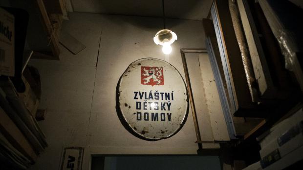 Vstup do hlavní části jeho malého bytu zdobí oválná cedule s nápisem „Zvláštní dětský domov“. Bytu, který je zároveň ateliérem. A to už 27 let.