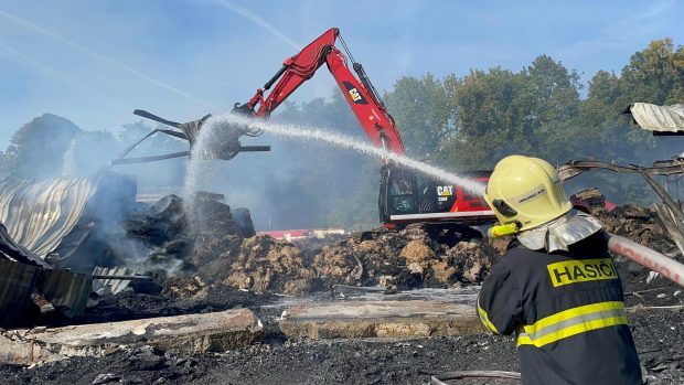 Hasiči dohašují požár areálu Juty v Turnově