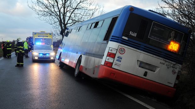 V pražských Dolních Měcholupech v ulici K Dubečku havaroval v pondělí odpoledne autobus MHD