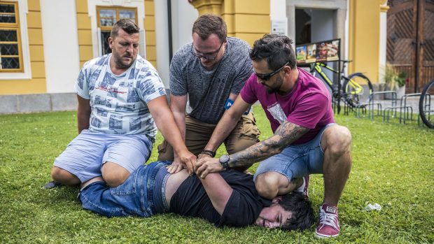 Zákrok policistů v civilu na autistického chlapce během mítinku Andreje Babiš v Borovanech