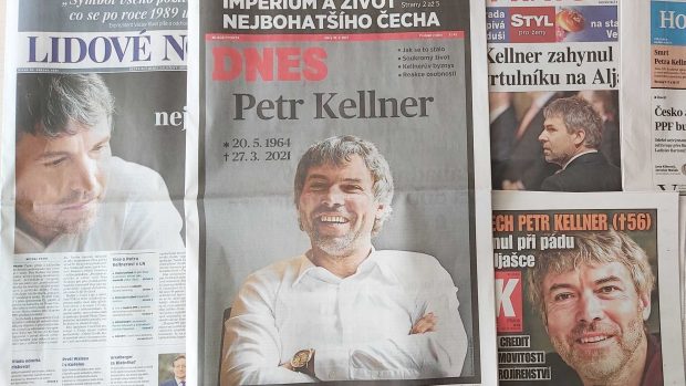 Fotografie a zprávy o úmrtí Petra Kellnera na titulních stranách českých deníků