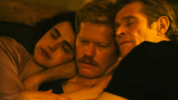 Margaret Qualley, Jesse Plemons a Wlllem Dafoe ve filmu Milé laskavosti