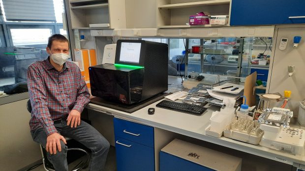 Bioinformatik Michal Kolář pracuje s daty získanými sekvenací genomu