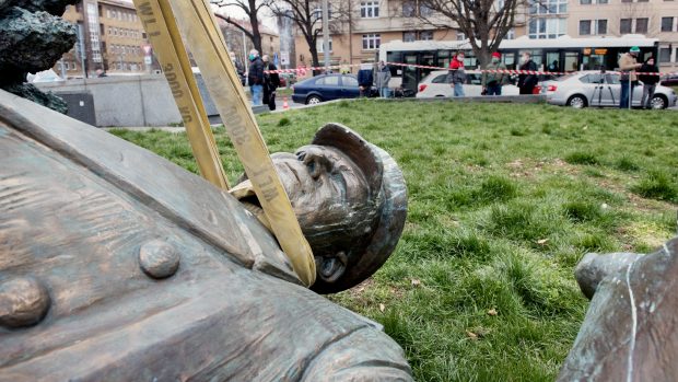 Detail Koněvovy sochy při přesunu z náměstí Interbrigády.
