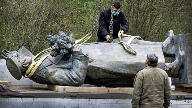 Radnice Prahy 6 přesunula maršála Koněva z náměstí Interbrigády.