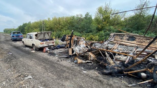 Nejméně dvě desítky lidí, včetně deseti dětí, přišly o život v ruské palbě na kolonu aut s evakuovanými civilisty, kteří se snažili uniknout do bezpečí před ruským ostřelováním nedávno osvobozených míst na severovýchodě Ukrajiny