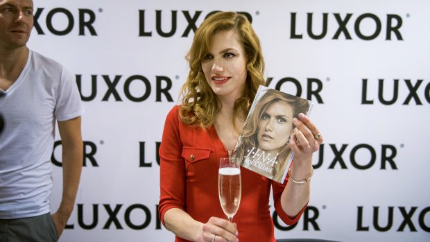 Biatlonová mistryně světa z roku 2017 Gabriela Koukalová pokřtila svou otevřenou zpověď - knihu Jiná.