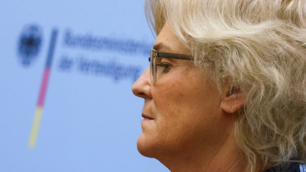 Spolková ministryně obrany uprostřed ohňostrojů nepřímo poděkovala za to, že měla kvůli válce na Ukrajině inspirativní zážitky