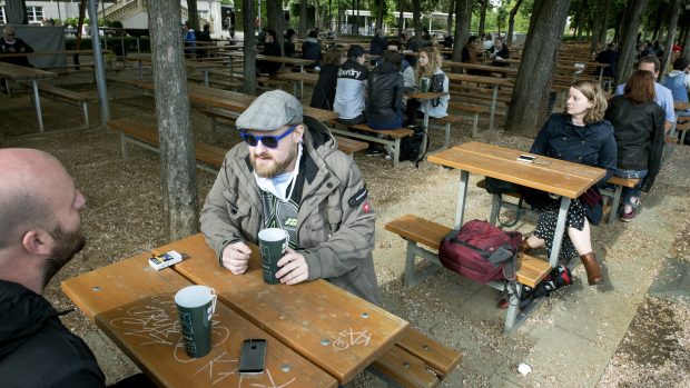 Otevření zahrádek restaurací a hospod. Snímek z pražské Letné.