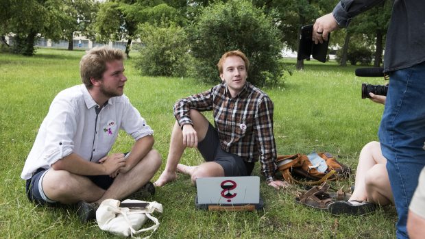 Přípravy demonstrace na Letné, porada v trávě, Mikuláš Minář 22.6.2019