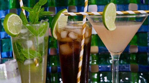 Letní drinky podle Hemingwaye. Mojito, Cuba libre a Daiquiri.