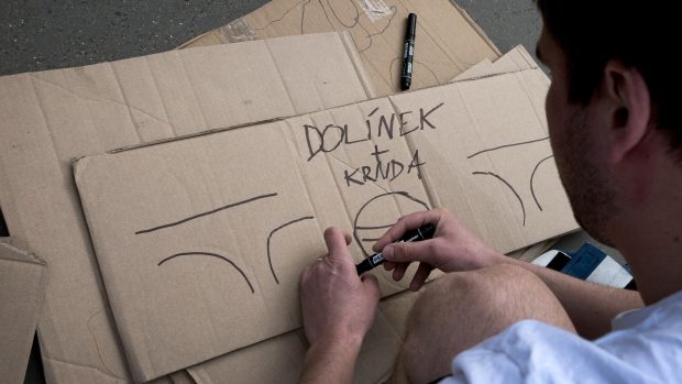 Někteří demonstranti si vyráběli transparenty na místě.