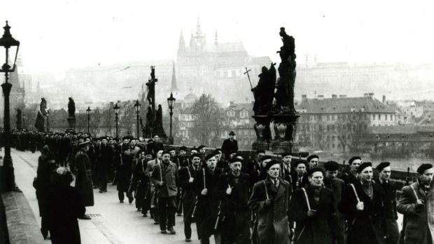 Lidové milice na Karlově mostě v únoru 1948