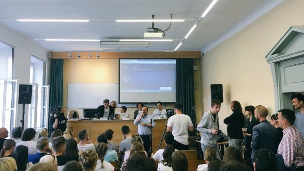 Na začátku úterní debaty o investigativní žurnalistice na Fakultě sociálních věd Univerzity Karlovy promluvil také Josef Šlerka z Nadačního fondu nezávislé žurnalistiky.