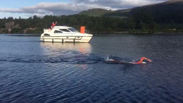 Čeští a slovenští plavci se pokouší překonat rekord v přeplavání skotského jezera Loch Ness.