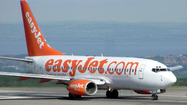 Letadlo společnosti EasyJet nouzově přistálo v Kolíně nad Rýnem. Důvodem byla &quot;podezřelá konverzace&quot; tří cestujících na téma terorismu.