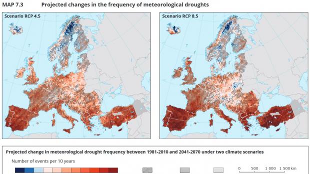 Mapy ukazují předpokládané změny ve frekvenci sucha (počet událostí za desetiletí) do poloviny století (2041–2070 ve srovnání s lety 1981–2010) pro dva různé emisní scénáře.