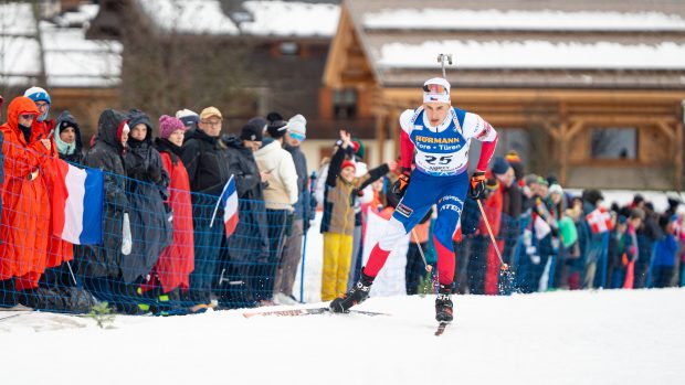 Biatlonista Jonáš Mareček v závodě Světového poháru v Annecy