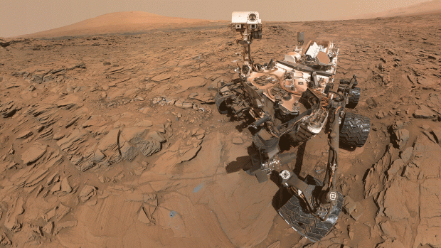 Selfie. Curiosity často posílá na Zem fotografie sám sebe. Vědci si díky těmto selfie mohou zkontrolovat, v jakém je sonda stavu. Fotí se pomocí kamery, kterou má na své robotické paži.