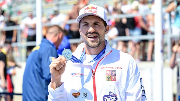 Martin Fuksa se stříbrnou medailí po závodě na 1000 metrů na mistrovství Evropy v Račicích