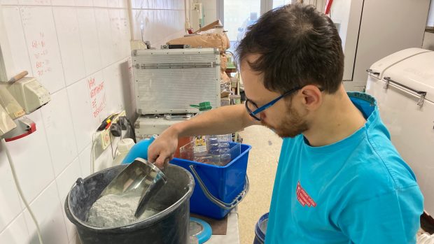 Michal Mára odvažuje jednotlivé ingredience protibalistického betonu