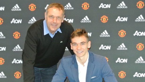 Luděk Mikloško a Matěj Kovář při podpisu smlouvy v Manchesteru