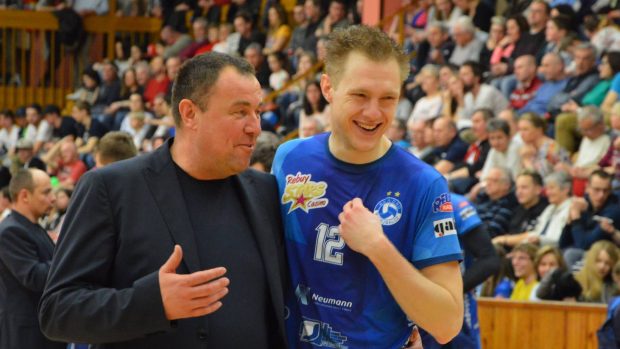 Finalisté volejbalové extraligy se z Kladna rozprchli do celého světa. Kouč Milan Fortuník (vlevo) skládá nový kádr