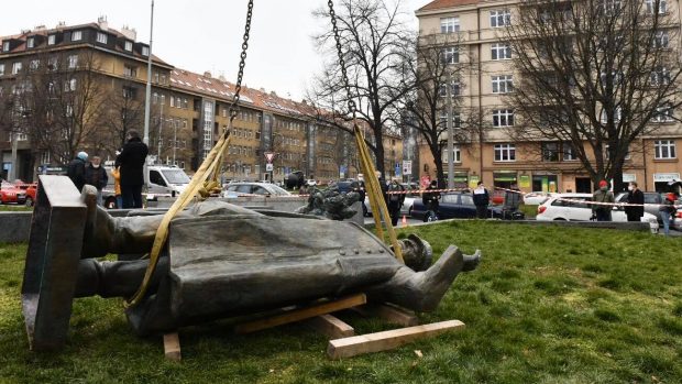 Sochu loni srpnu vandalové polili červenou barvou.