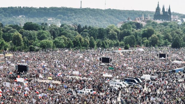 Letenská pláň během demonstrace zorganizované hnutím Milion chvilek pro demokracii.