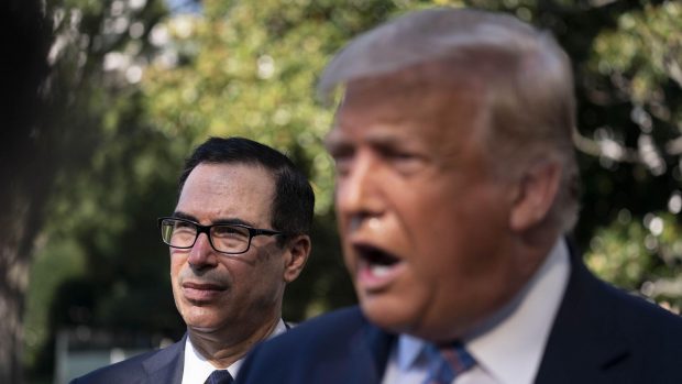 Ministr financí Steven Mnuchin s prezidentem Donaldem Trumpem