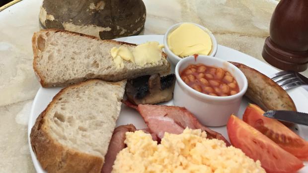 Zmínila jsem „plnou anglickou snídani“, tedy full english breakfast, obsahující vše, co má mít