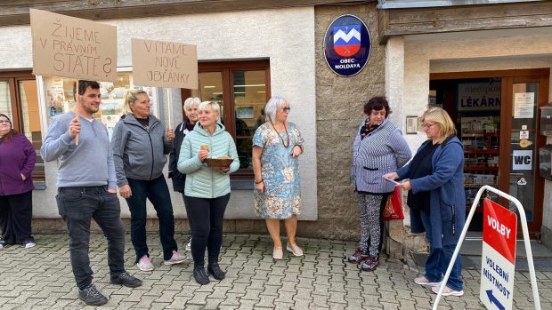 Lidé v Moldavě na Teplicku proti nově přihlášeným občanům připravili protestní akci. „Vítali“ je chlebem a solí