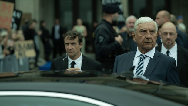 Miroslav Donutil v roli českého prezidenta v sérii Moloch