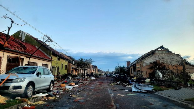 Ulice v Moravské nové vsi chvíli po tornádu