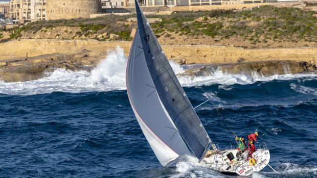 V 50. jubilejním ročníku jachtařského závodu Rolex Middle Sea Race bodovala česká posádka lodi Bohemia Praha Debra (na snímku)