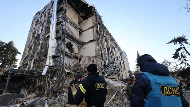 Následky útoku balistickou raketou Iskander v ukrajinském městě Izjum v Charkovské oblasti