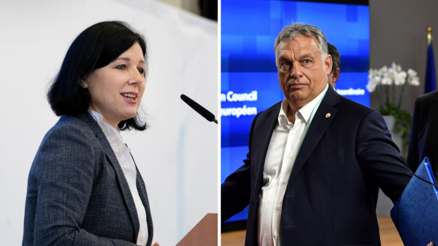 Maďarský premiér Viktor Orbán (vpravo) vyzval místopředsedkyni Evropské komise Věru Jourovou (vlevo) k odstoupení za to, co označil za „opovržlivá veřejná prohlášení“ o Maďarsku