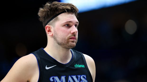 Luka Dončić z Dallasu během zápasu NBA proti Clevelandu