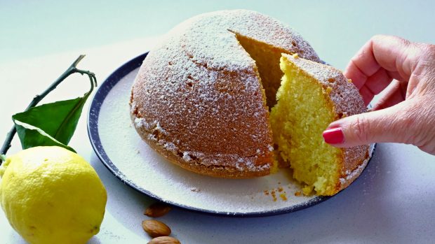 Nesmírně vláčný a téměř bez mouky, to je Dolce di Amalfi, dezert podobný naší bábovce