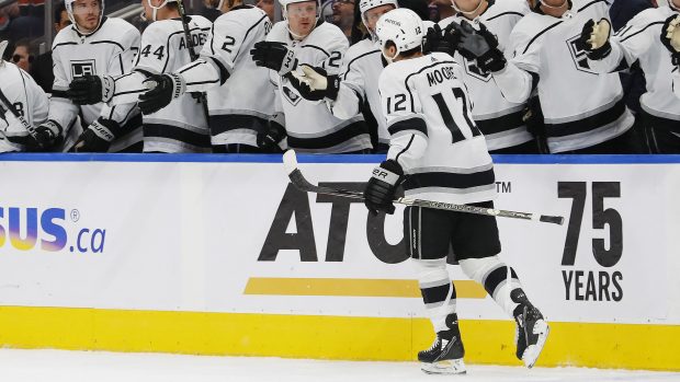 Los Angeles Kings slaví gól útočníka Trevora Moora ve druhé třetině zápasu proti Edmonton Oilers