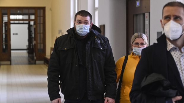 Odsouzený Lukáš Nováček při cestě na odvolací soud