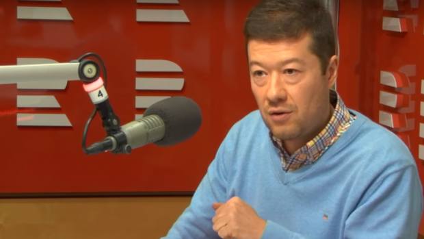 Tomio Okamura v předvolebním vysílání Radiožurnálu.