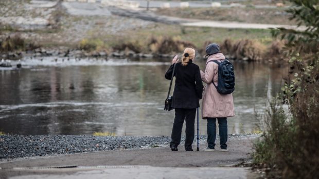 Na lávce v pražské Troji byli ve chvíli, kdy se zřítila, čtyři lidé včetně paní Olgy