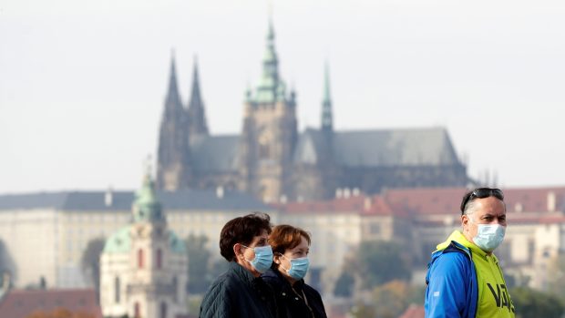 Lidé nosí kvůli vládním nařízením roušky i venku