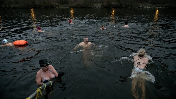 Teplota vody ve Vltavě je okolo 5 stupňů. Milovníci zimního plavání by však preferovali o něco studenější.