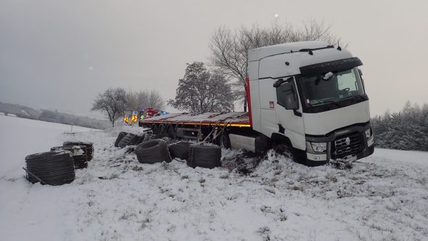 Hasiči ve Středočeském kraji v souvislosti se sněžením ve čtvrtek zasahovali u téměř padesáti dopravních nehod